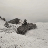 楚雄州第一高峰突降大雪！一男子被困山中...