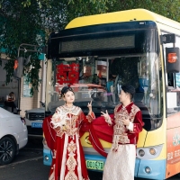 坐着公交去结婚！楚雄这对新人把婚礼玩出新花样