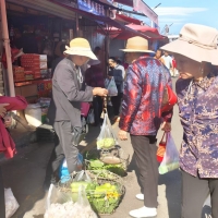 不是周末却挤爆了！楚雄这个老牌菜市场，到底藏着什么魔力？