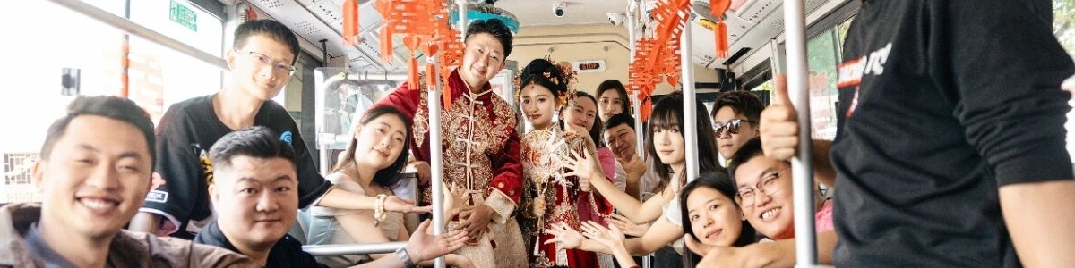坐着公交去结婚！楚雄这对新人把婚礼玩出新花样