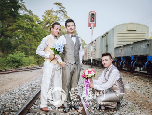 泰国三名男同性恋情人节举行婚礼 成全球首例1.jpg