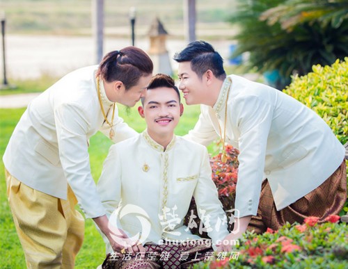 泰国三名男同性恋情人节举行婚礼 成全球首例2.jpg