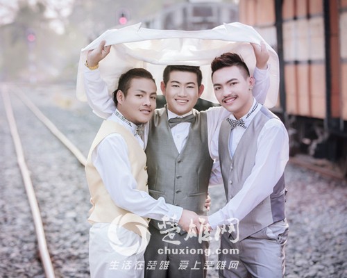 泰国三名男同性恋情人节举行婚礼 成全球首例3.jpg