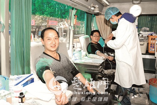 250名志愿者参加无偿献血 践行雷锋精神.jpg